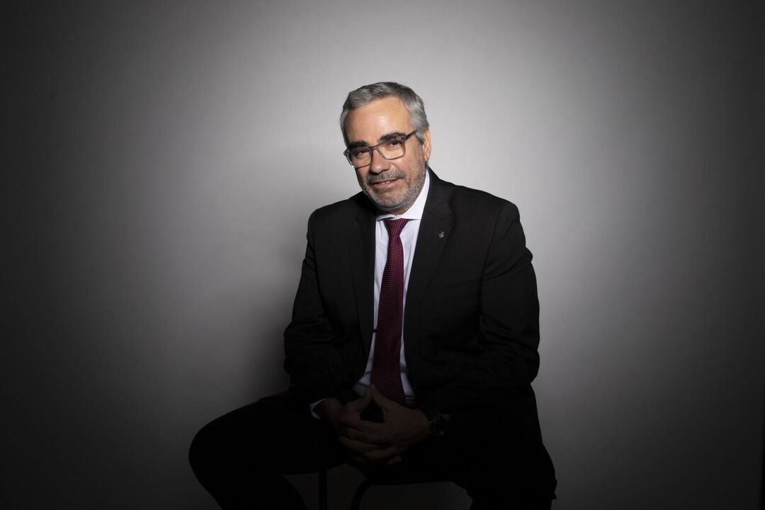 José Pereira da Costa posa para a foto com fato e gravata.
