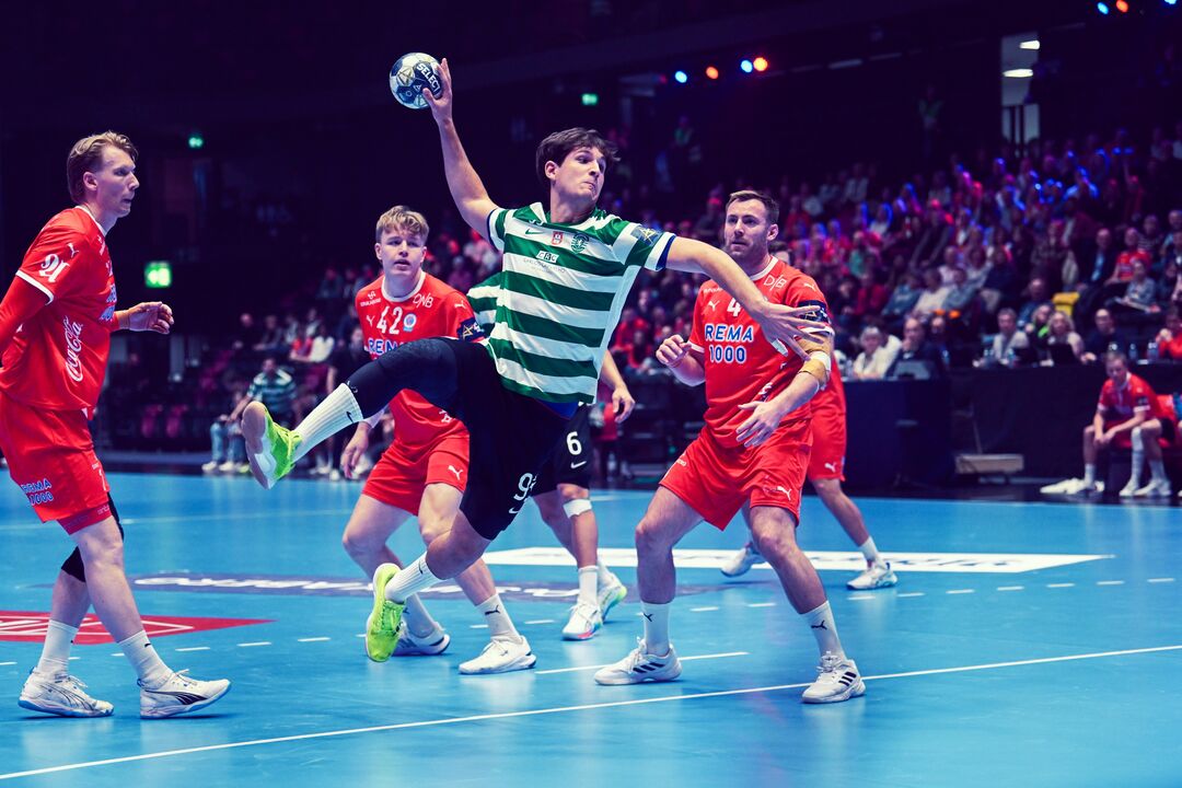 Jogador do Sporting CP compete num jogo de andebol