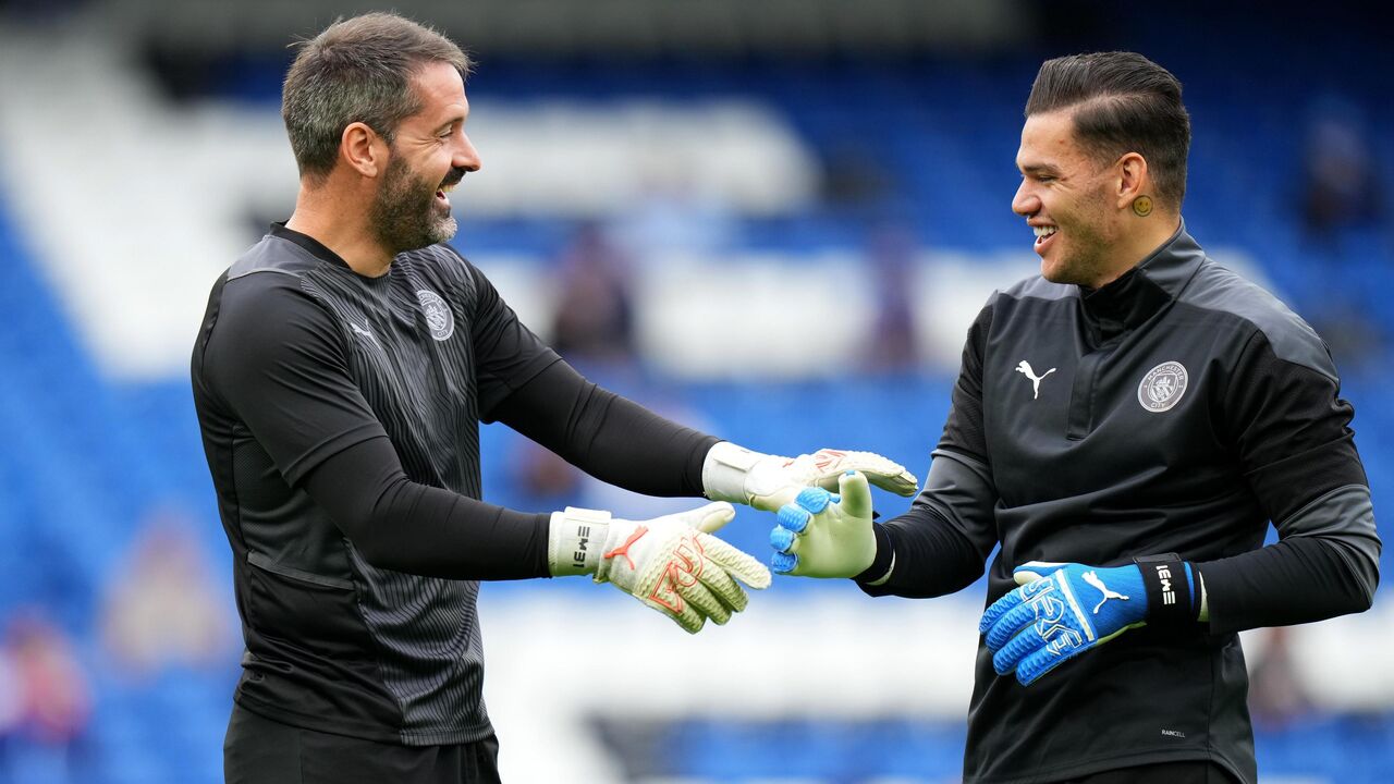Scott Carson com o brasileiro Ederson