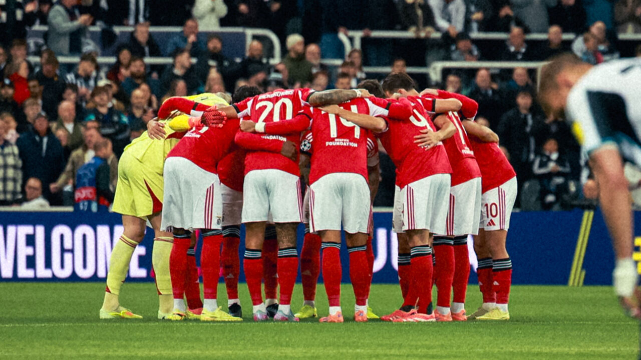 Equipa do Benfica no final do jogo com o Newcastle