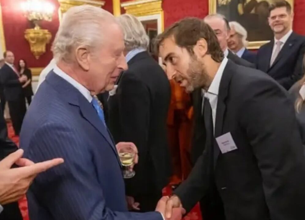 Mathieu Flamini encontra-se com o Rei Carlos III no Palácio de Buckingham
