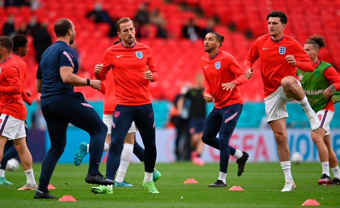 Jogadores da seleção inglesa treinam em Wembley antes de jogo importante