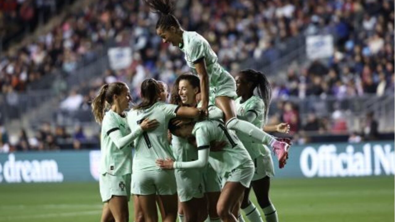 Seleção feminina celebra triunfo diante dos EUA