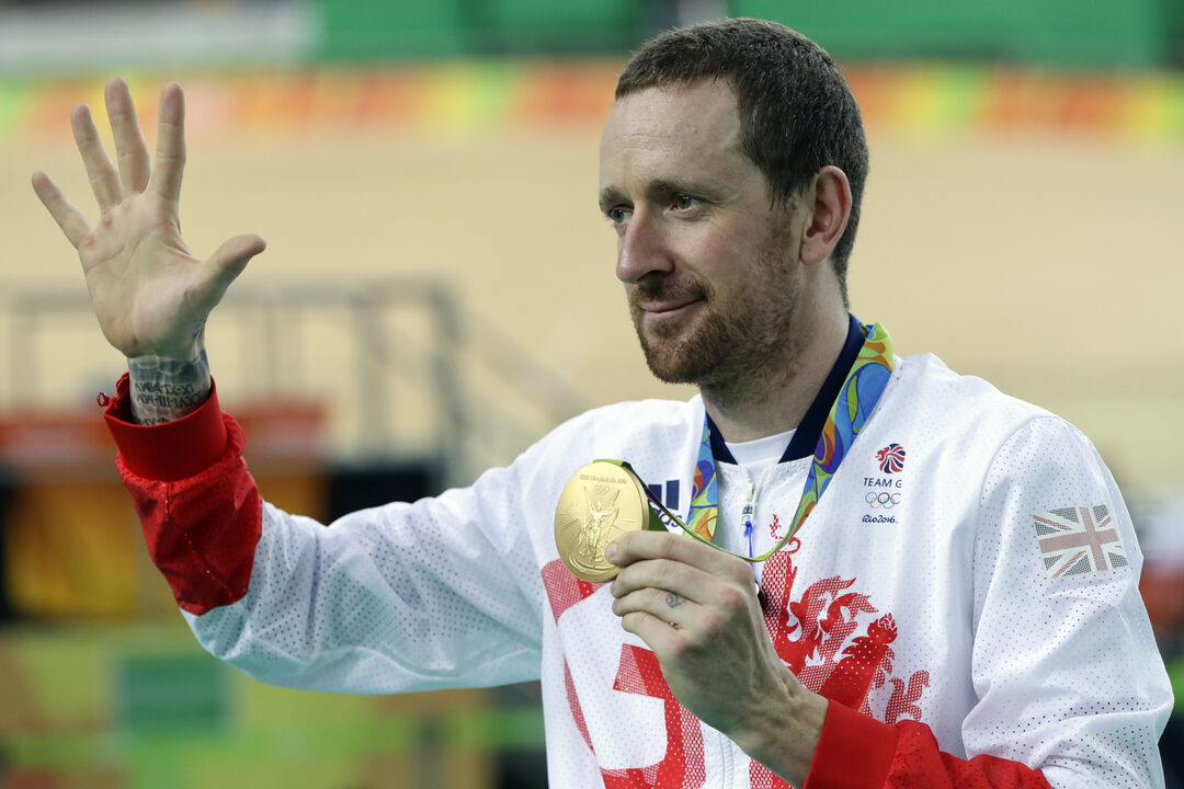 Bradley Wiggins com uma das suas medalhas olímpicas