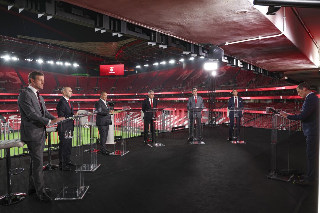 Candidatos do Benfica participam num debate no estádio da Luz