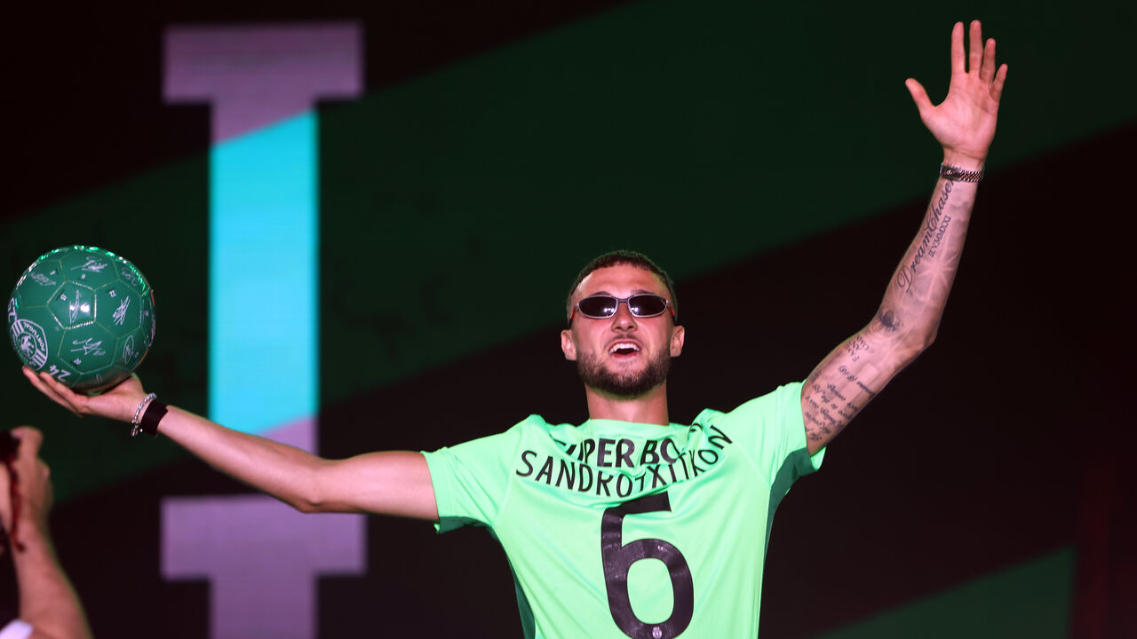 Debast com camisola personalizada nos festejos do bicampeonato, em maio último