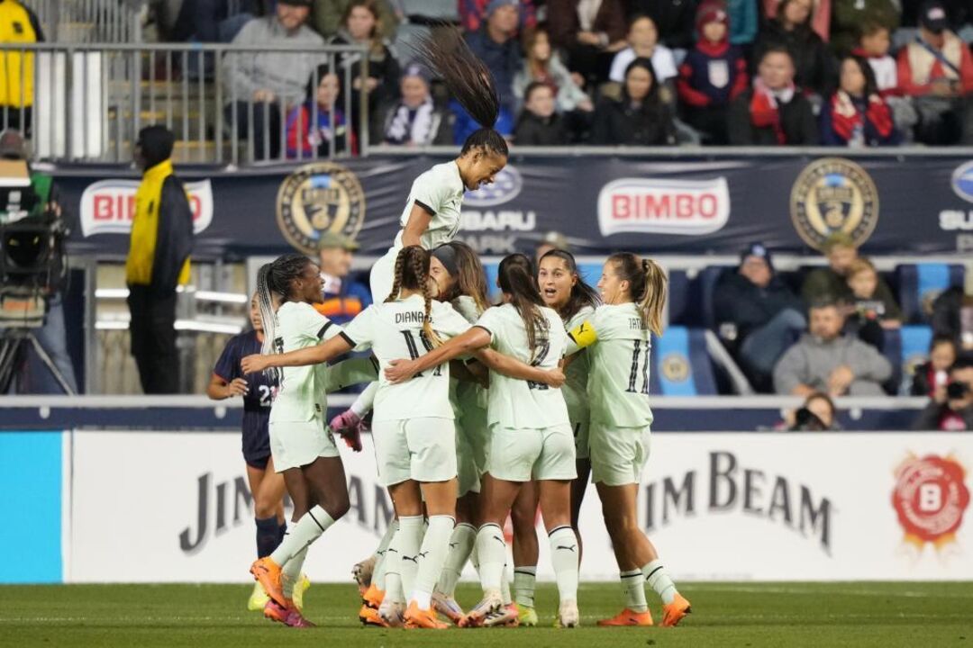 Jogadoras portuguesas celebram mais um golo aos EUA