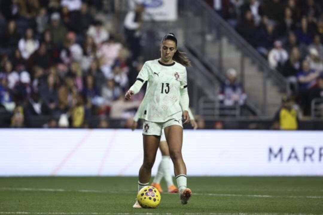 Jogadora de futebol portuguesa em campo durante uma partida