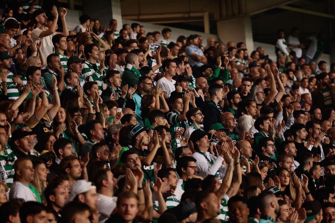 Adeptos do Sporting no estádio apoiam a equipa após multas por comportamento na Taça