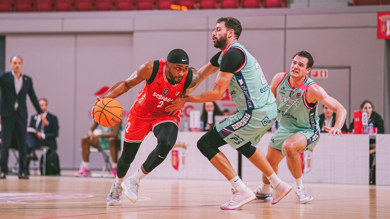 Jogo de basquetebol com atletas do SC Braga em ação
