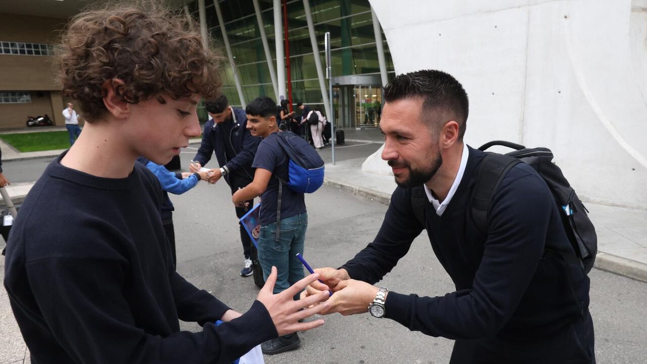 Francesco Farioli dá um autógrafo a um jovem