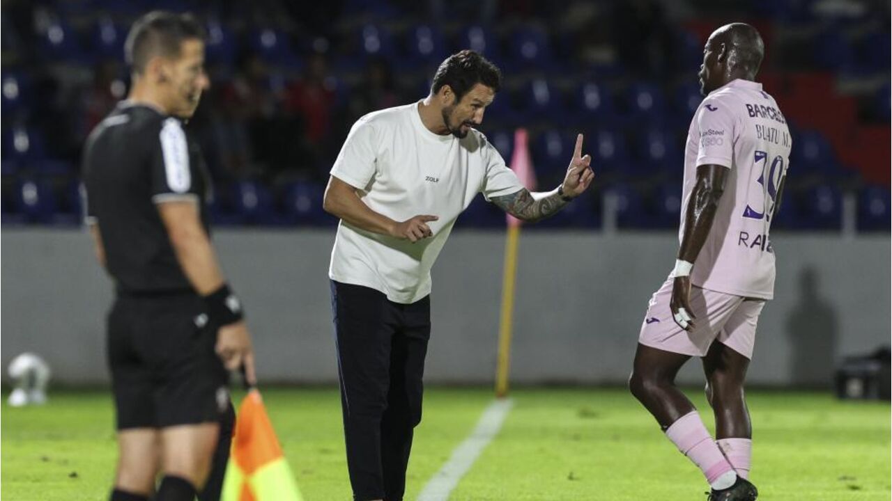 César Peixoto, treinador do Gil Vicente, dá indicações a um jogador