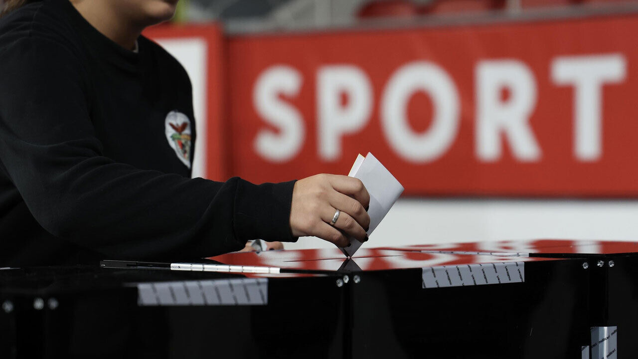 Sócia do Benfica a votar 