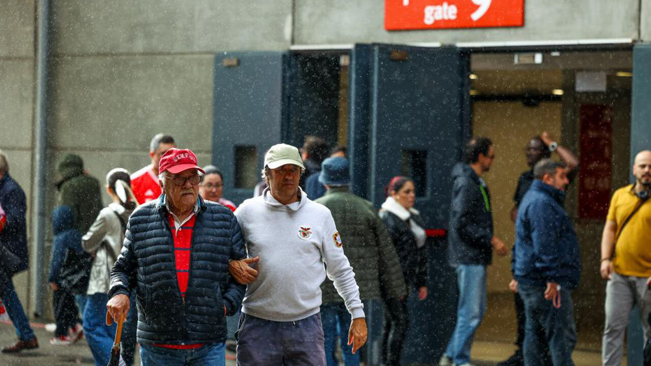 Sócios do Benfica juntam-se para votar nas eleições