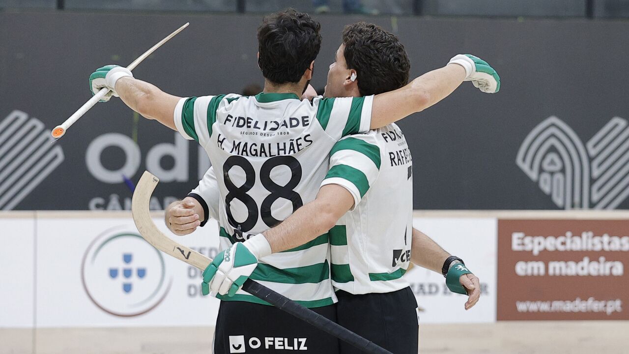 Jogadores do Sporting celebram vitória contra o HC Braga