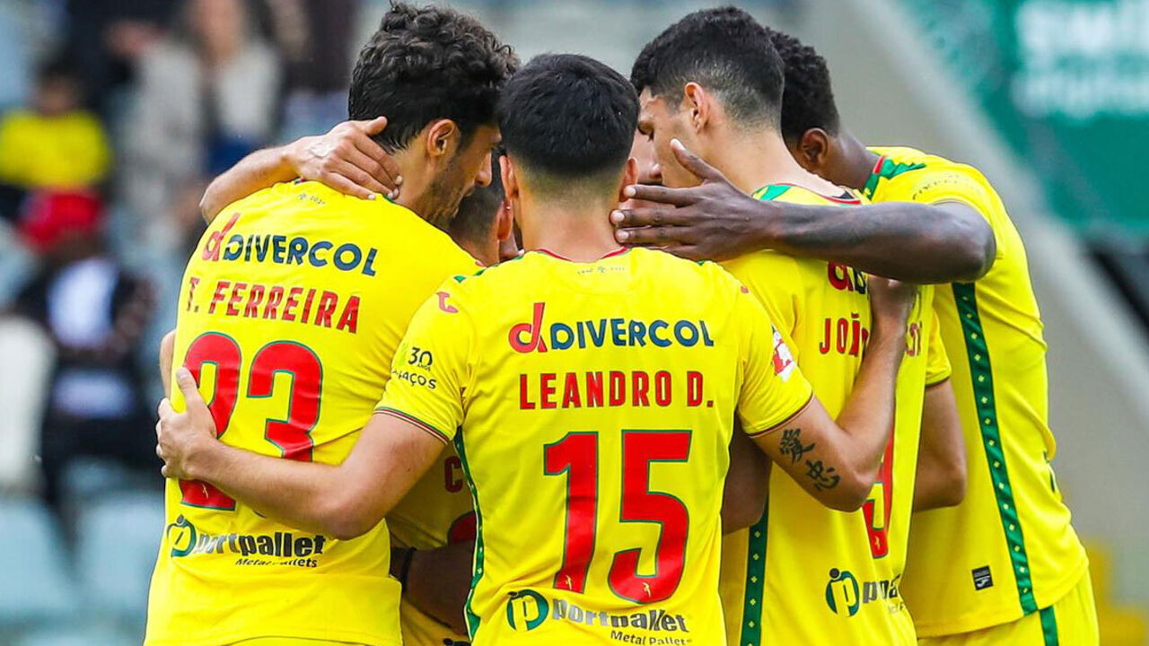 Jogadores do Paços de Ferreira a festejar 