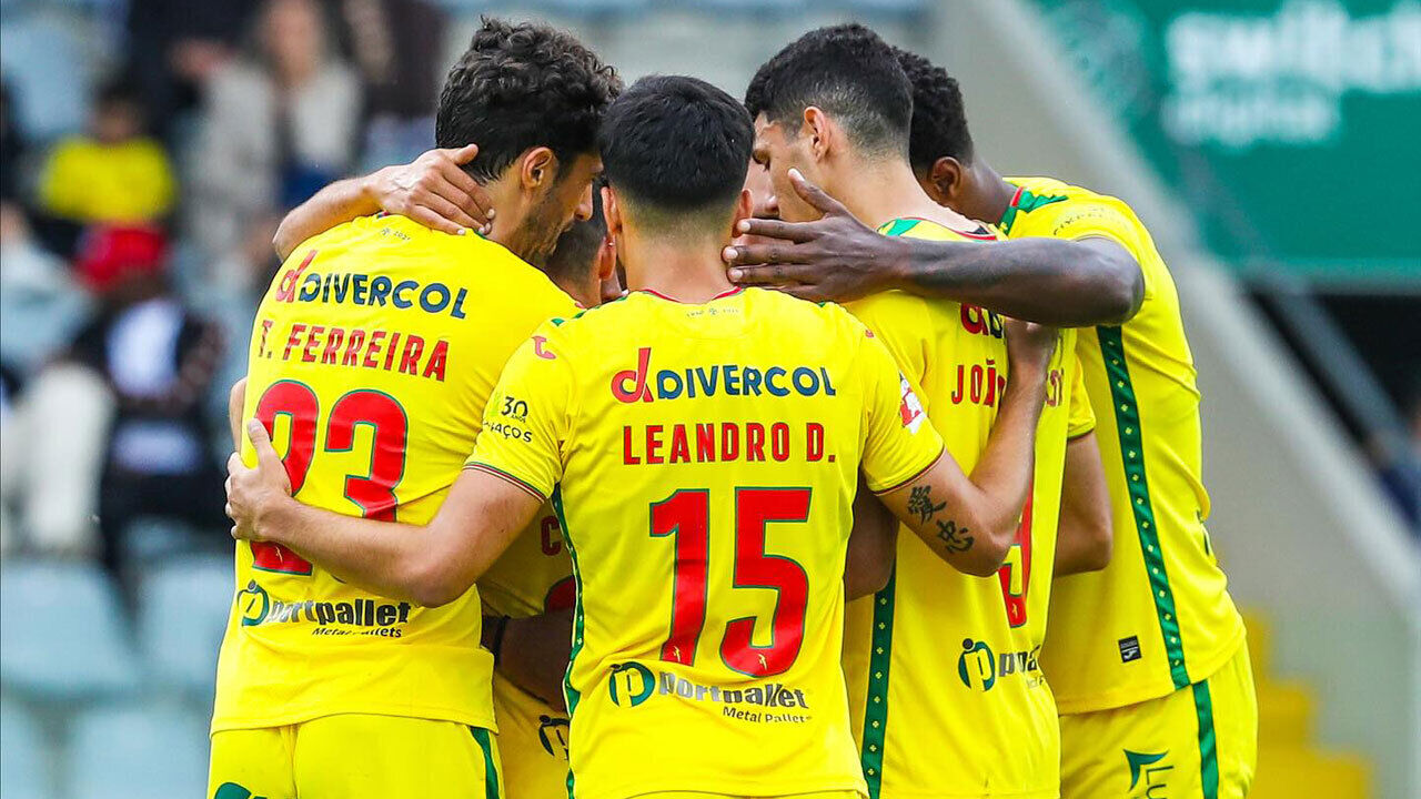 Jogadores do Paços de Ferreira a festejar 