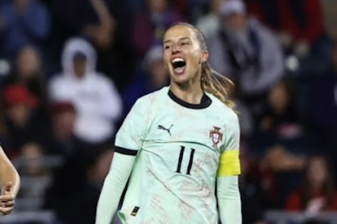 Futebolista portuguesa celebra em campo