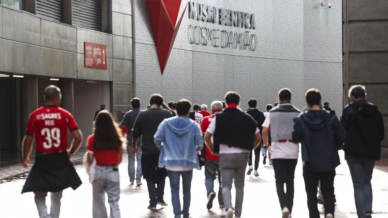 Sócios do Benfica juntam-se para votar 