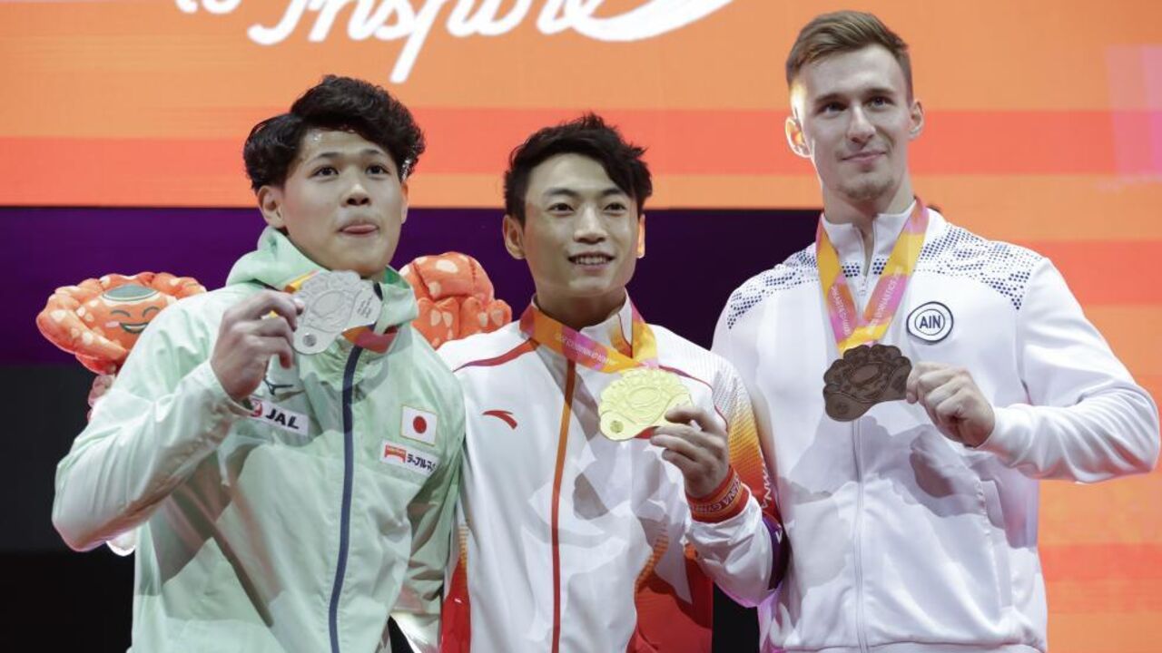 Zou Jingyuan, Tomoharu Tsunogai e Daniel Marinov nos Mundiais de ginástica em Jacarta