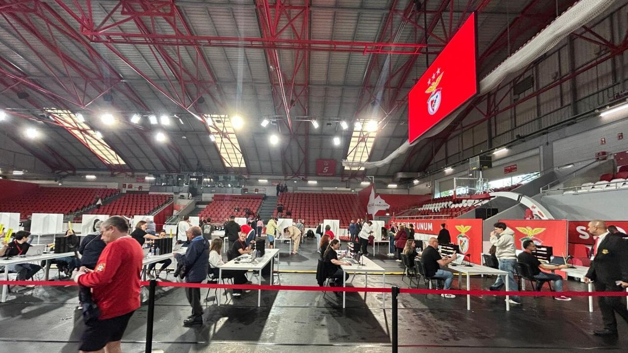Contagem de votos nas eleições do Benfica no pavilhão