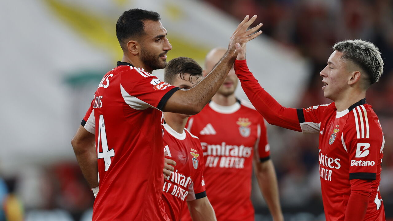 Pavlidis celebra com os companheiros de equipa após apontar um hat trick frente ao Arouca