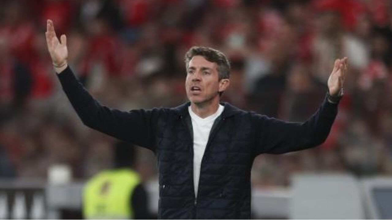 Treinador gesticula durante jogo no estádio da Luz