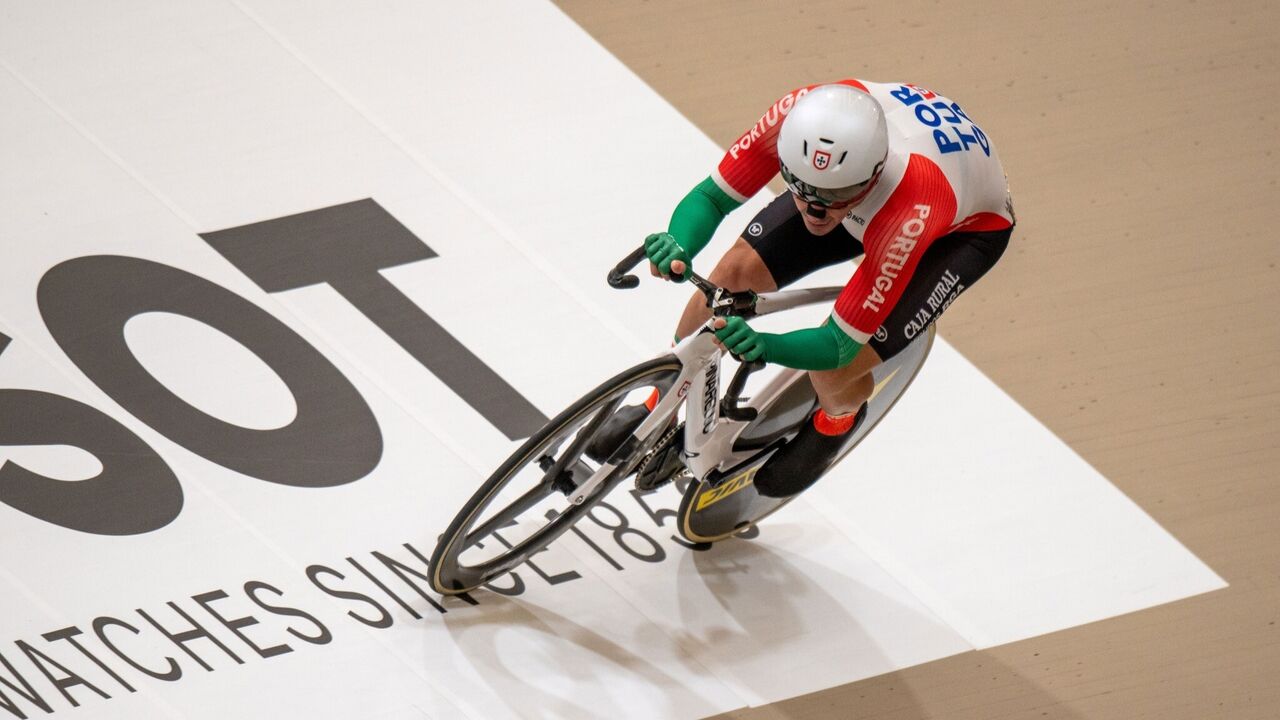 Ciclista português compete em prova de ciclismo em pista