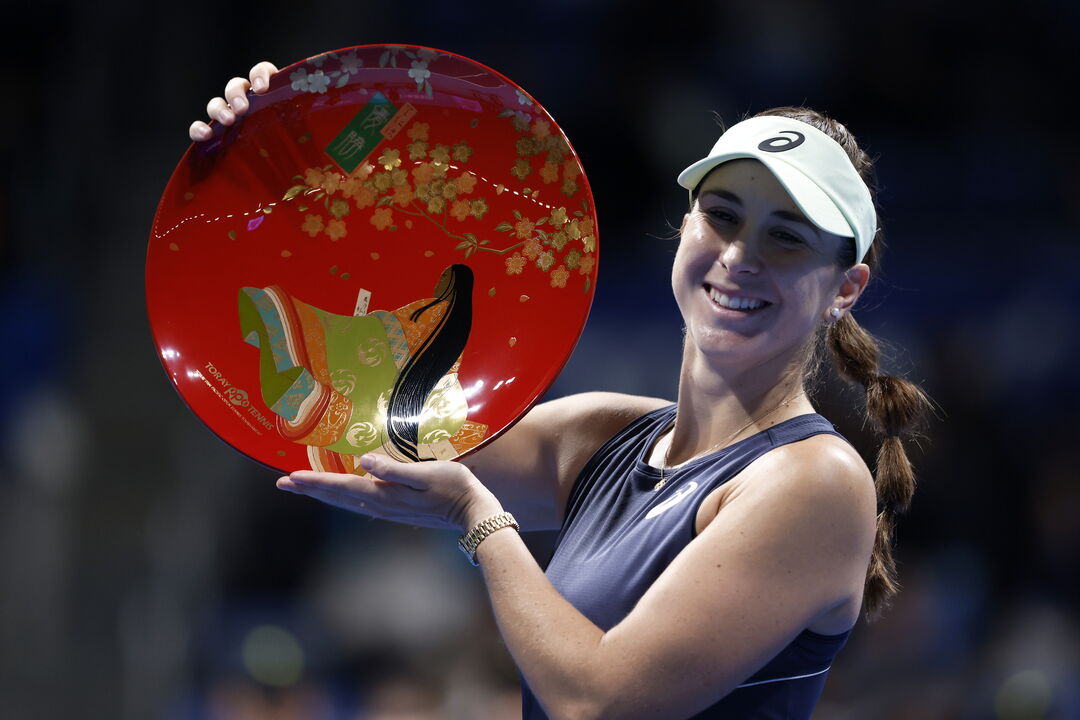 Belinda Bencic festeja conquista do torneio de Tóquio