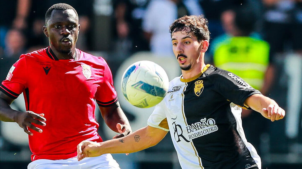 Jogadores de Penafiel e Farense disputam a bola