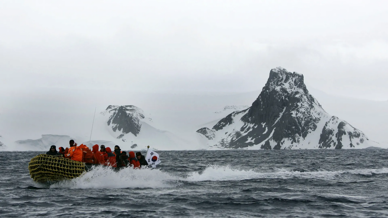 Tiago Figueiredo trabalha no posto de correios mais remoto do mundo, em Port Lockroy, na Antártica