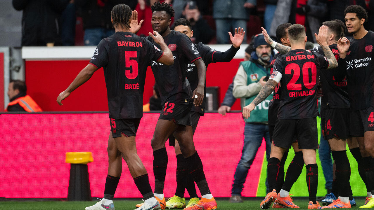 Jogadores do Bayer Leverkusen a festejar