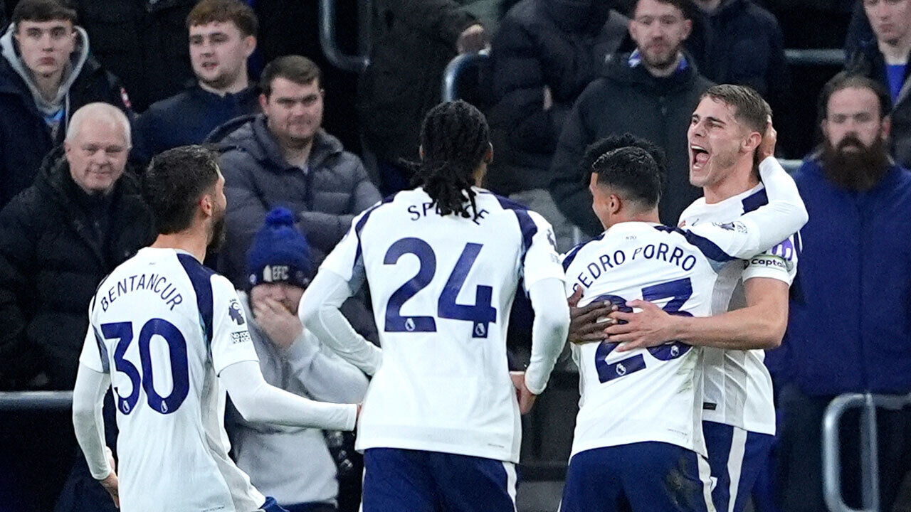 Jogadores do Tottenham a festejar 