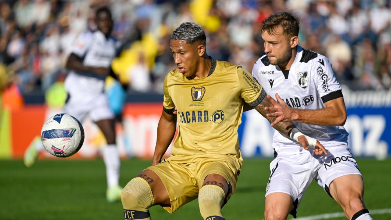 Sorriso e Lebedenko disputam a bola durante o Famalicão-Vitória