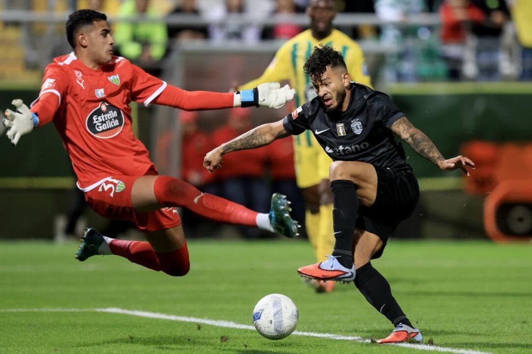 Bernardo Fontes evita golo de Suárez