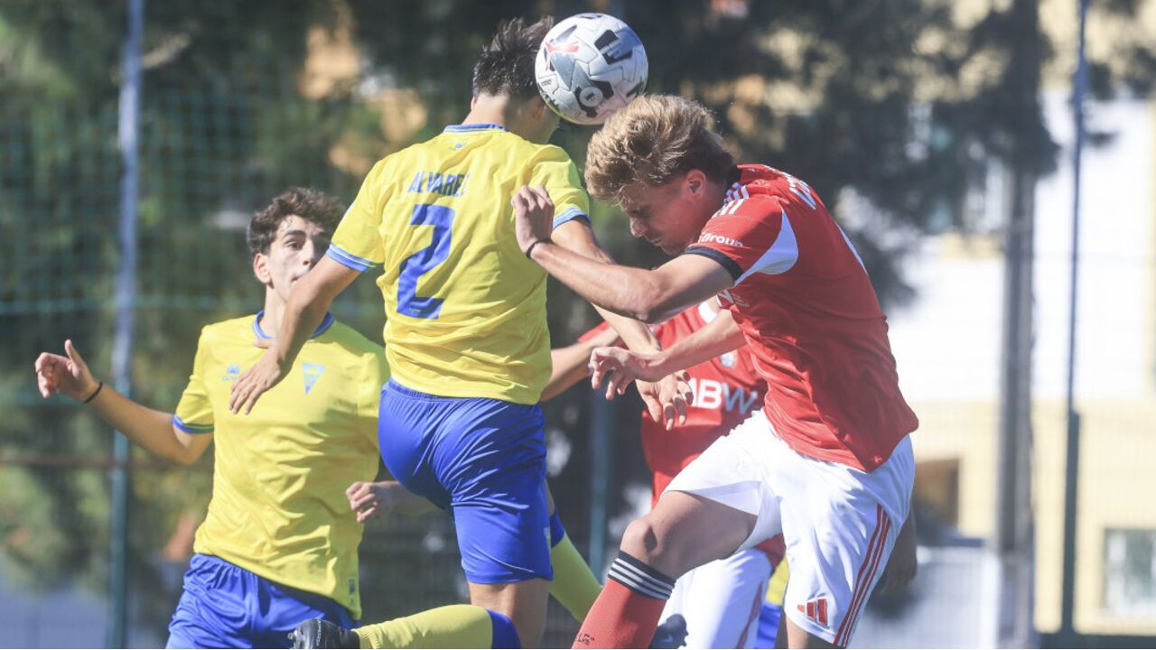 Estoril trava o Benfica na s&#xE9;rie Sul de juvenis