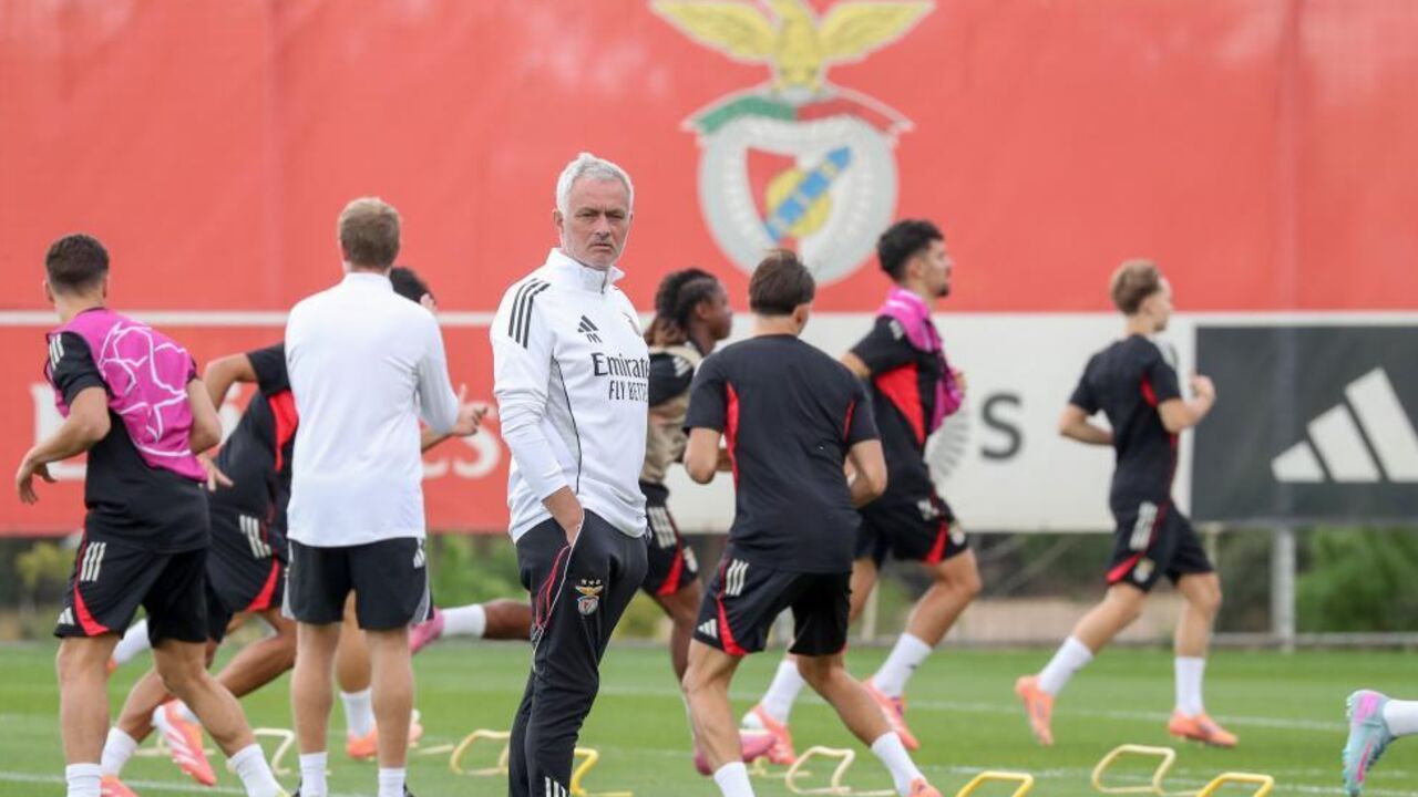 Mourinho observa treino do Benfica no Seixal, onde Prestianni se prepara para teste