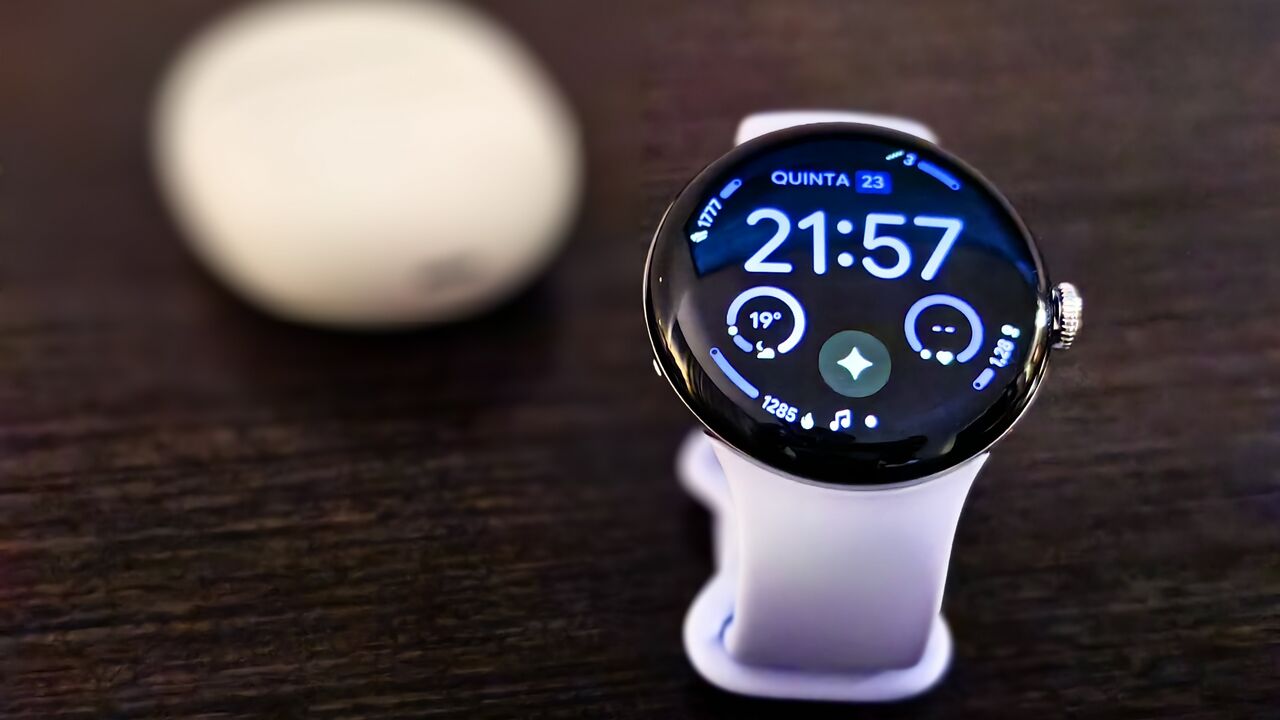 Google Pixel Watch 4: smartwatch com ecrã brilhante e IA no centro de tudo
