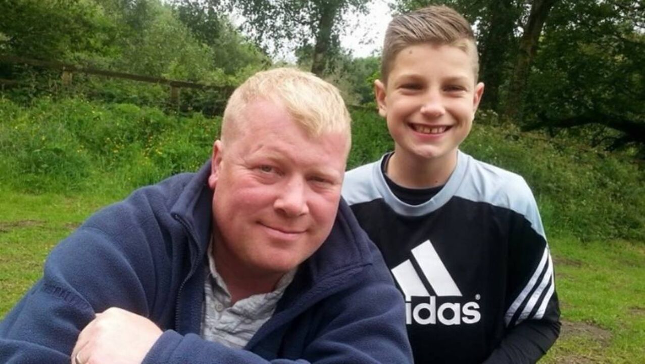 Rhys Bennett ao lado do pai quando era criança 