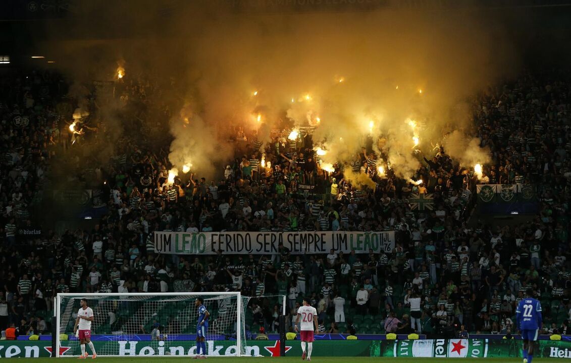 Adeptos do Sporting exibem tarja e usam tochas em jogo da Champions