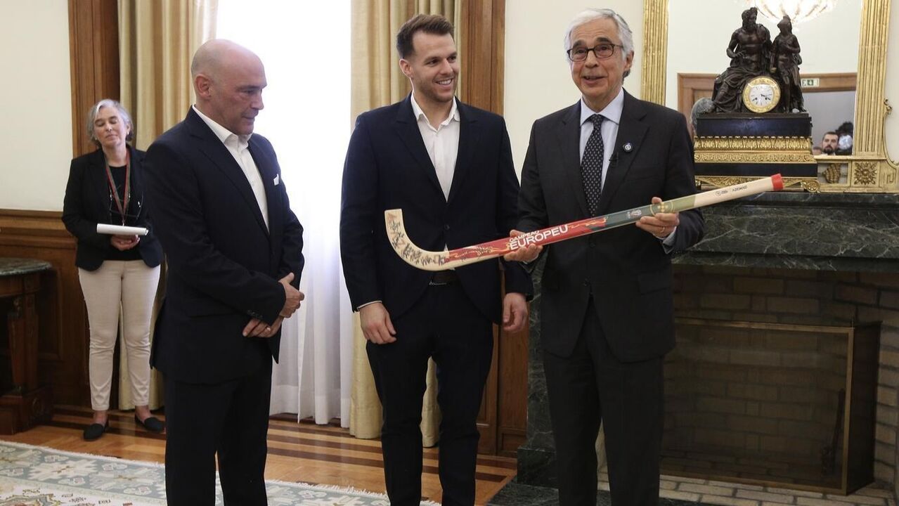 Cerimónia com atletas e dirigente desportivo