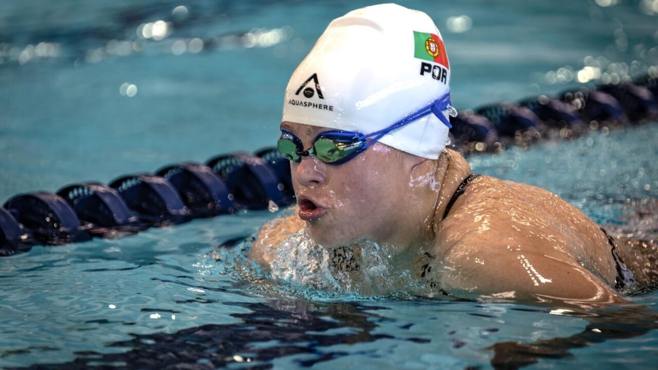 Nadadora portuguesa compete numa piscina