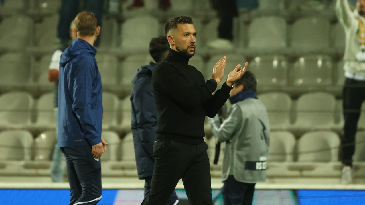 Francesco Farioli, treinador do FC Porto, aplaude os adeptos que estiveram em Moreira de Cónegos