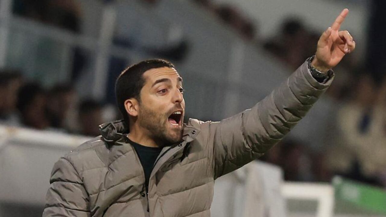 Treinador gesticula e dá instruções durante um jogo