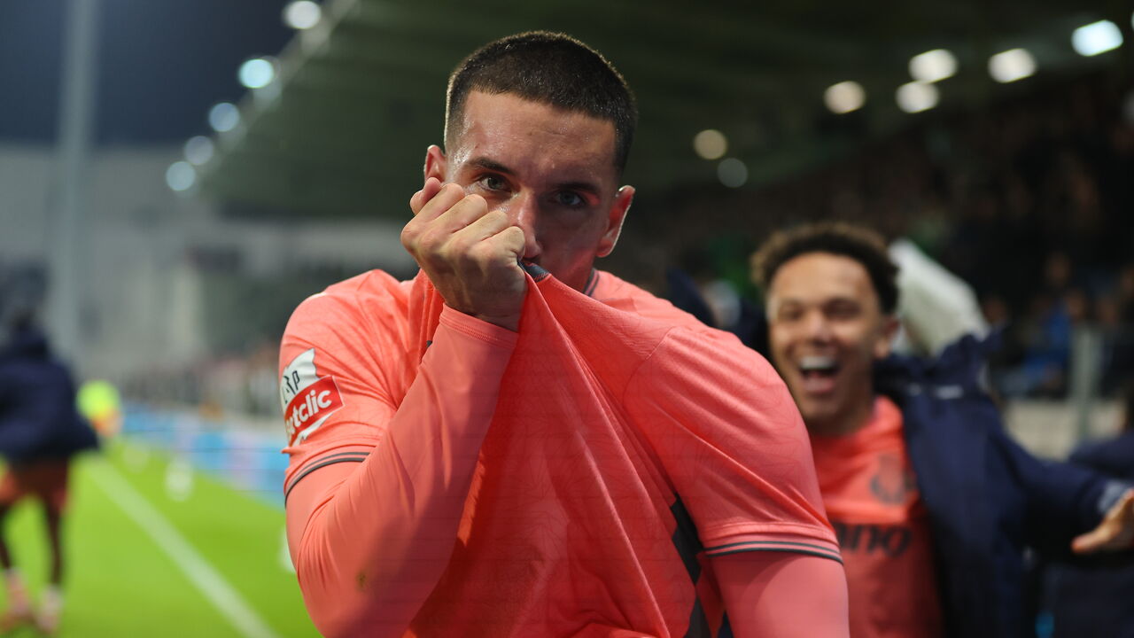 Deniz Gül beija o símbolo do FC Porto após garantir a vitória em Moreira de Cónegos