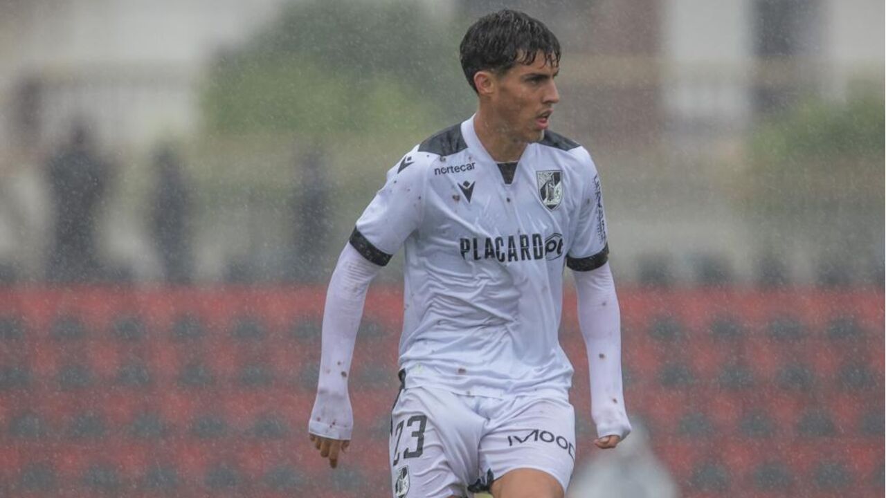 Diogo Sousa em jogo pelo Vitória SC, sob o olhar de Luís Freire