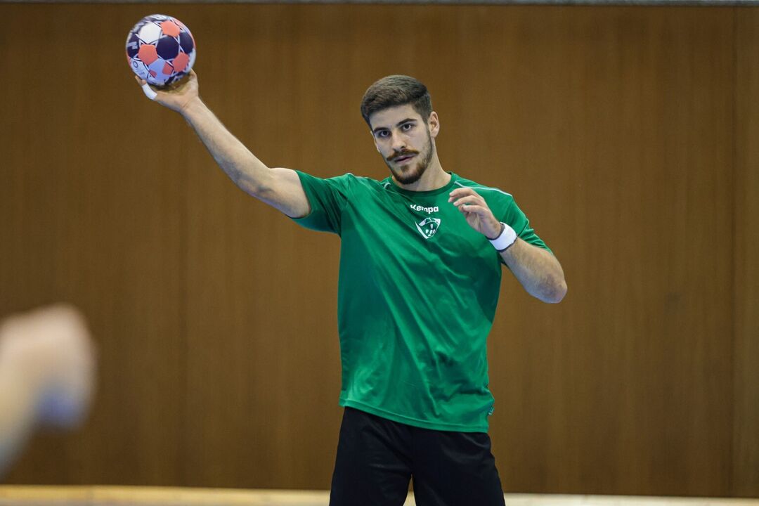 Atleta prepara-se para lançar a bola num jogo de andebol