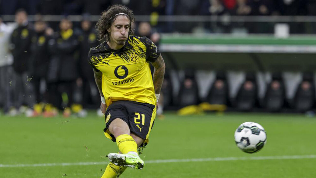 Fábio Silva marcou um dos penáltis do Dortmund no desempate