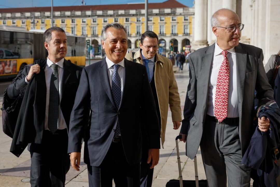 O antigo empresário de futebol, José Veiga, e o advogado Rogério Alves, à chegada ao Supremo Tribunal de Justiça