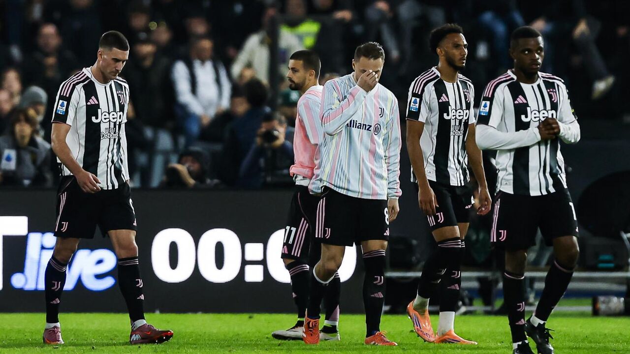 Jogadores da Juventus cabisbaixos depois da derrota com a Lazio
